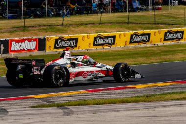 Payette 'li STING RAY ROBB (R) (51), Idaho Elkhart Gölü WI' ndeki Road America 'da yapılan Sonsio Grand Prix tatbikatı sırasında virajlardan geçer..