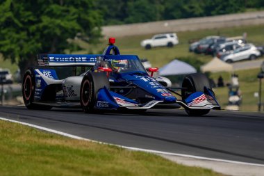 Barselona 'dan ALEX PALOU (10), İspanya Elkhart Lake WI' deki Road America 'da yapılan Sonsio Grand Prix antrenmanı sırasında virajlardan geçer..