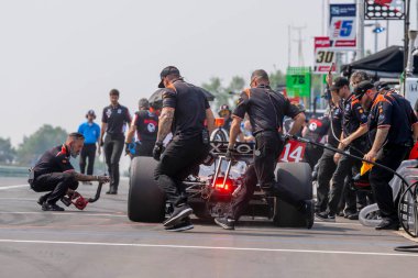 AJFoyt Racing 'in ekip üyeleri yarış arabalarını Elkhart Lake, WI, ABD' deki Sonsio Grand Prix 'sine hazırlayın..