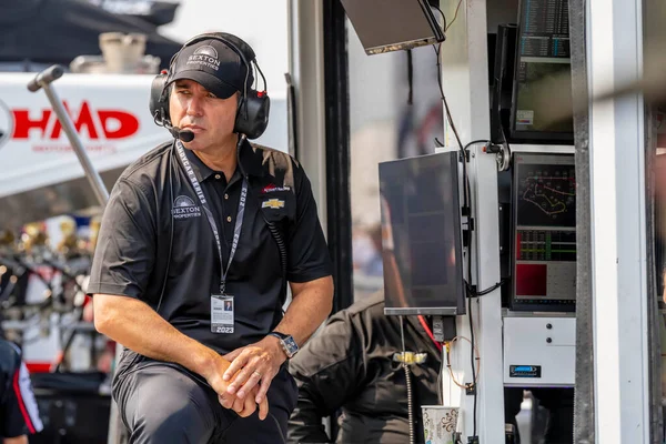 Indycar系列赛车队经理兼战略家Larry Foyt看着他的车队准备在密歇根州Elkhart Lake参加Sonsio大奖赛 — 图库照片