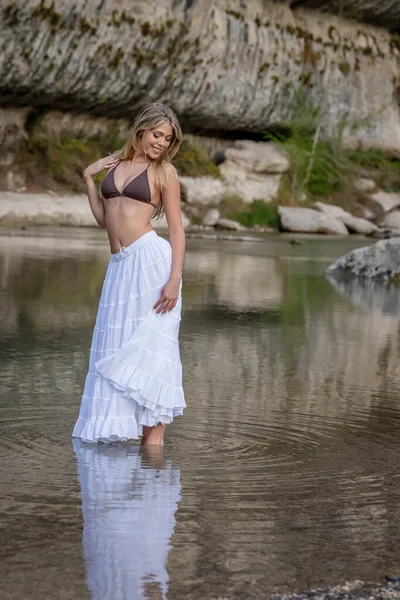 Великолепная Модель Блонда Наслаждается Днем Озере — стоковое фото