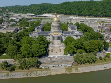 Batı Virginia Eyaleti 'nin Batı Virginia Eyaleti' nin başkenti olan Batı Virginia Eyalet Meclisi 'nin hava manzarası, Batı Virginia Parlamentosu ve Batı Virginia Valisi' nin ofisini barındırır..