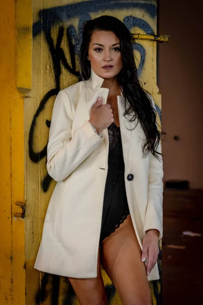 Egy Gyönyörű Barna Modell Pózol Fehérneműben Szabadban Miközben Pózol Egy — Stock Fotó