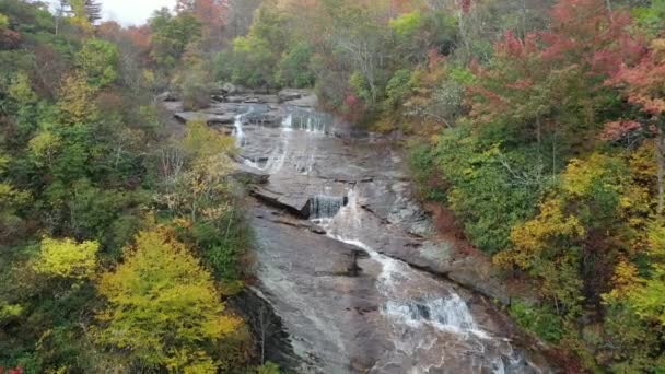 Uma Cachoeira Fica Aninhada Nas Montanhas Carolina Dia Outono — Vídeo de Stock