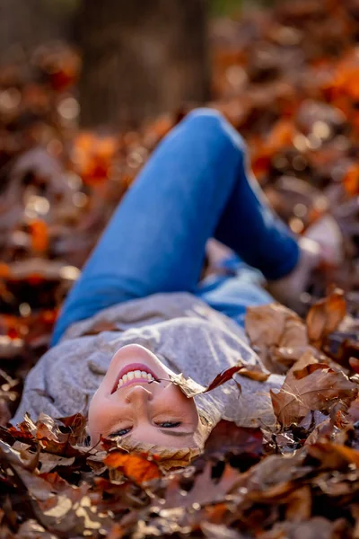 Gorgeous Blonde Model Enjoys Outdoor Fall Weather — Stock Photo, Image