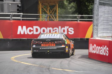 NASCAR Cup Driver, CHASE ELLIOTT (9) Chicago IL 'deki Chicago Caddesi' nde bulunan Grant Park 220 'nin açılış töreni için şehir sokakları boyunca yarışır..