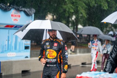 NASCAR Cup Driver, MARTIN TRUEX JR. (19) Chicago IL 'deki Chicago Caddesi 220 numaralı açılış parkında yağmurdan kaçıyor..