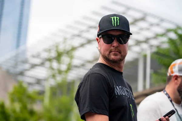Nascar Cup Driver Kurt Busch Watches His Teammates Take Track — Stock Photo, Image