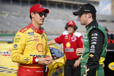 NASCAR Cup Sürücüleri, Austin Cindric (2) ve Joey Logano (22) Hampton GA 'daki Atlanta Motor Yarış Pisti' ndeki Walmart 'taki Quaker State 400' e katılmadan önce sohbet ediyorlar..