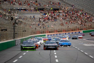 NASCAR Xfinty Driver, Chandler Smith (16), Hampton GA 'daki Atlanta Motor Yarış Pisti' nde Alsco Formaları 250 için ilk turu önde götürüyor..