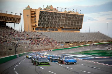 NASCAR Xfinty Driver, Chandler Smith (16), Hampton GA 'daki Atlanta Motor Yarış Pisti' nde Alsco Formaları 250 için ilk turu önde götürüyor..