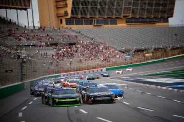 NASCAR Xfinty Driver, Chandler Smith (16), Hampton GA 'daki Atlanta Motor Yarış Pisti' nde Alsco Formaları 250 için ilk turu önde götürüyor..
