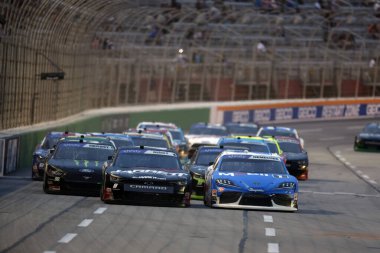 NASCAR Xfinty Driver ve John Hunter Nemechek (20), Hampton GA 'daki Atlanta Motor Yarış Pisti' nde Alsco Uniformaları için ön tarafta yarışıyorlar..