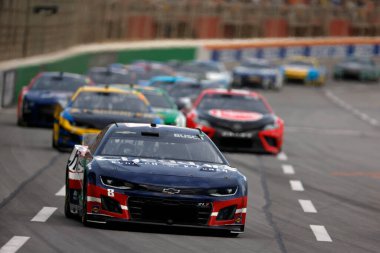 NASCAR Cup Driver, Kyle Busch (8), Hampton GA 'daki Atlanta Motor Speedway' deki Walmart 'taki Quaker State 400 yarışında dördüncü viraja giriyor..