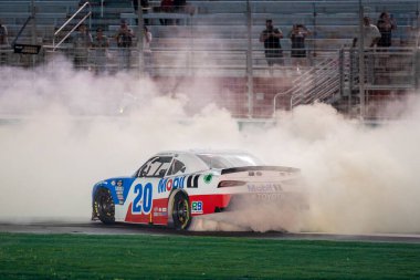 NASCAR Xfinty Driver, John Hunter Nemechek (20), Hampton GA 'daki Atlanta Motor Yarış Pisti' nde 250 Alsco Üniforması ile kazandığı zaferi kutluyor..