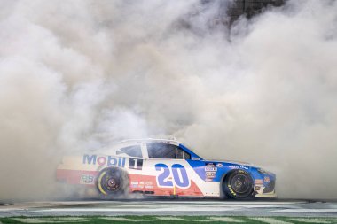 NASCAR Xfinty Driver, John Hunter Nemechek (20), Hampton GA 'daki Atlanta Motor Yarış Pisti' nde 250 Alsco Üniforması ile kazandığı zaferi kutluyor..