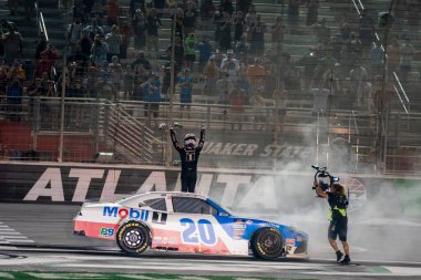 NASCAR Xfinty Driver, John Hunter Nemechek (20), Hampton GA 'daki Atlanta Motor Yarış Pisti' nde 250 Alsco Üniforması ile kazandığı zaferi kutluyor..