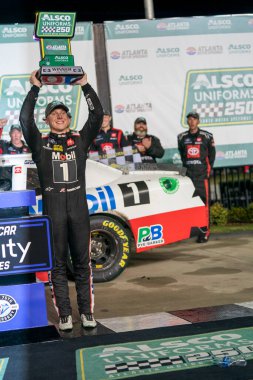 NASCAR Xfinty Driver, John Hunter Nemechek (20), Hampton GA 'daki Atlanta Motor Yarış Pisti' nde 250 Alsco Üniforması ile kazandığı zaferi kutluyor..