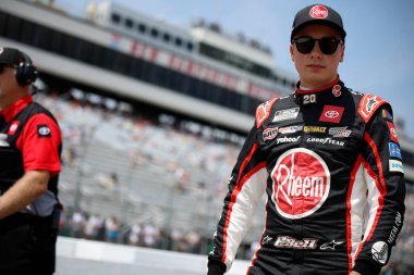 NASCAR Cup Driver, Christopher Bell (20) Loudon NH 'deki New Hampshire Motor Speedway' deki 301 numaralı pastel boya yarışına katılmaya hazırlanıyor..
