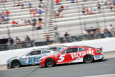 NASCAR Cup Driver, Kevin Harvick (4) Loudon NH 'deki New Hampshire Motor Speedway' de 301 numaralı pastel boya yarışları düzenliyor..