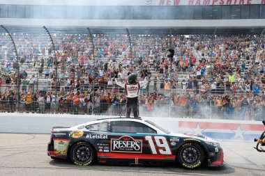 NASCAR Cup Driver, Martin Truex Jr (19) Loudon NH 'deki New Hampshire Motor Yarış Pistinde Pastel 301 kazandı..