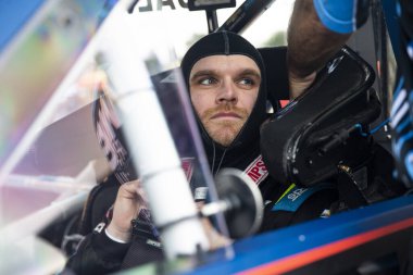 Conor Daly, O 'Reilly Oto Parça 150 antrenmanından önce Ohio' nun ortasında Lexington OH 'daki Orta Ohio Spor Araba Kursu' nda hazırlanıyor..