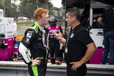 Göteborg 'dan RASMUS LINDH (76) (R), Lexington OH' da Ohio 'nun ortasındaki Mid-Ohio Spor Araba Kursu' nda Honda Indy 200 için yapılan antrenmandan sonra İsveç yol brifingleri.
