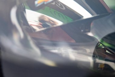 Cambridge, Cambridgeshire, İngiltere 'den CALLUM ILOTT (77), Lexington OH' daki Orta Ohio Spor Araba Kursu 'nda Honda Indy 200 antrenmanı öncesinde pit yolunda arabalarında oturuyor..