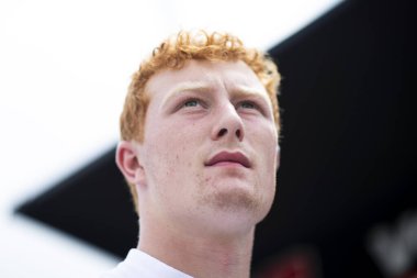 Göteborg 'dan RASMUS LINDH (76) (R), Lexington OH' da Ohio 'nun ortasındaki Mid-Ohio Spor Araba Kursu' nda yapılan Honda Indy 200 antrenmanı öncesinde çukur yolunda takım elbise giyiyor..