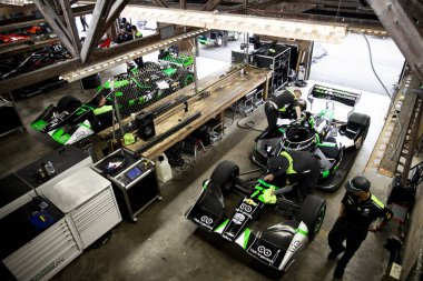 Juncos-Hollinger Yarış Ekibi, Lexington OH 'daki Ohio Ortaokulu' nda yapılan Honda Indy 200 antrenmanı öncesinde araba üzerinde çalışıyor..