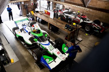 Rick Ware Racing 'in ekibi, Lexington OH' daki Ohio 'nun ortasındaki Honda Indy 200 spor araba parkurunda antrenman yapmadan önce araba üzerinde çalışıyor..