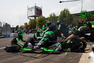 Juncos-Hollinger Yarış ekibi Toronto 'daki Exhibtion Place' de Honda Indy Toronto 'da mola verdi..