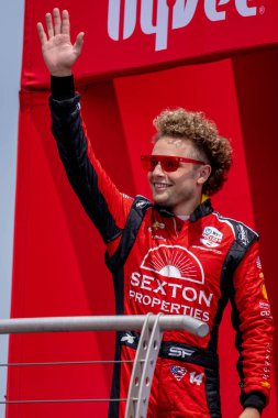 Woodbury, Connecticut 'tan INDYCAR Serisi sürücüsü SANTINO FERRUCCI (14), ABD' nin Newton kentindeki Iowa Speedway 'de Hy-Vee INDYCAR Yarış Haftasonu için yarışmadan önce hayranlarına tanıtıldı..