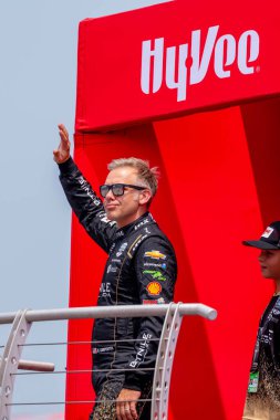 Indianapolis, Indiana 'dan INDYCAR Serisi sürücüsü ED CARPENTER (33), ABD' nin Newton kentinde Iowa Speedway 'de düzenlenen Hy-Vee INDYCAR Yarış Haftasonu için yarışmadan önce taraftarlara tanıtıldı..