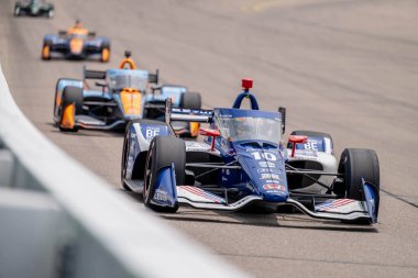 INDYCAR Driver, Barcelona, İspanya 'dan ALEX PALOU (10), Newton IA' daki Iowa Speedway 'de Hy-Vee INDYCAR Yarış Haftasonu' nda virajlarda yarışır..