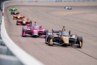 Indianapolis, Indiana 'dan INDYCAR Driver, ED CARPENTER (33), Newton IA' daki Iowa Speedway 'de Hy-Vee INDYCAR Yarış Haftasonu' nda virajlarda yarışır..