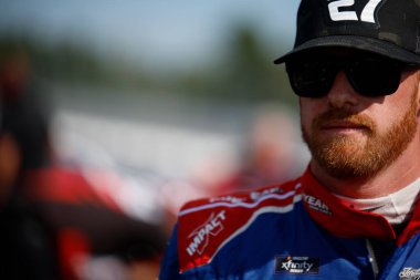 NASCAR Xfinity Serisi Sürücüsü Jeb Burton (27), Long Pond PA 'daki Pocono 225 pistine katılmaya hazırlanıyor..
