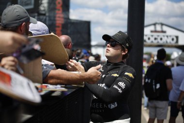NASCAR Kupa Serisi Sürücüsü Noah Gragson (42), Long Pond PA 'daki Pocono Yarış Pisti' nde HighPoint.com 400 için antrenmana hazırlanıyor..