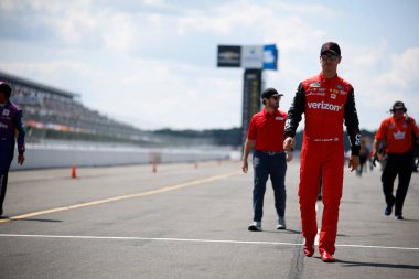 NASCAR Cup Serisi Sürücüsü Joey Logano (22), Long Pond PA 'daki Pocono Yarış Pisti' ndeki HighPoint.com 400 'e katılmaya hazırlanıyor..