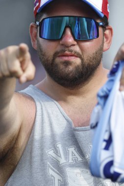 Taraftarlar Long Pond PA 'daki Pocono Hipodromu' nda HighPoint.com 400 için tezahürat yapıyorlar.