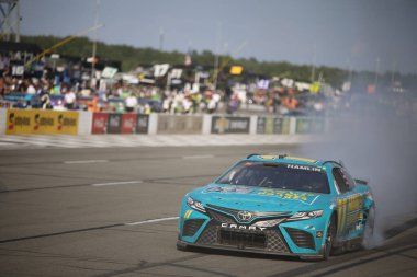 NASCAR Cup Serisi Sürücüsü Denny Hamlin (11), Long Pond PA 'daki Pocono Raceway' de HighPoint.com 400 'ü kazandı..