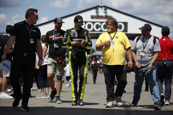 NASCAR Cup Serisi Sürücüsü Ryan Blaney (12), Long Pond PA 'daki Pocono Yarış Pisti' nde HighPoint.com 400 için antrenmana hazırlanıyor..