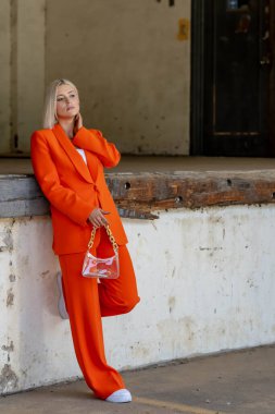 Sarışın bir model yaz havasının tadını çıkarırken dışarıda poz veriyor.