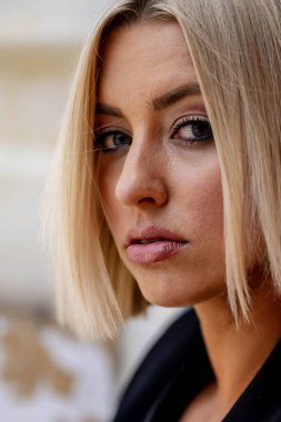 Sarışın bir model yaz havasının tadını çıkarırken dışarıda poz veriyor.