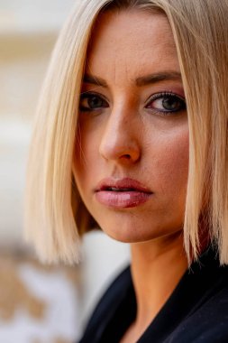 Sarışın bir model yaz havasının tadını çıkarırken dışarıda poz veriyor.