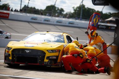 NASCAR Kupa Serisi Sürücüsü Joey Logano (22) Richmond VA 'daki Richmond Hipodromu' nda Cook Out 400 için mola verdi..