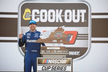 NASCAR Kupa Serisi Sürücüsü, Chris Buescher (17) Richmond VA 'daki Richmond Hipodromu' nda Cook Out 400 'ü kazandı..