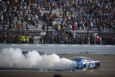 NASCAR Kupa Serisi Sürücüsü, Chris Buescher (17) Richmond VA 'daki Richmond Hipodromu' nda Cook Out 400 'ü kazandı..
