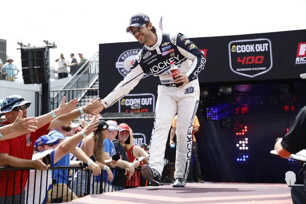 NASCAR Cup Serisi Sürücüsü Daniel Suarez (99) Richmond VA 'daki Richmond Hipodromu' nda Cook Out 400 için tanıtıldı..