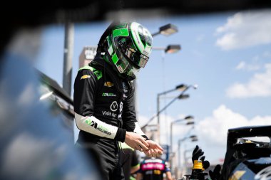 Cambridge, Cambridgeshire, İngiltere 'den CALLUM ILOTT (77), Newtown IA' daki Iowa Speedway 'de HyVee Indycar Weekend antrenmanı öncesinde çukur yoluna uyar..